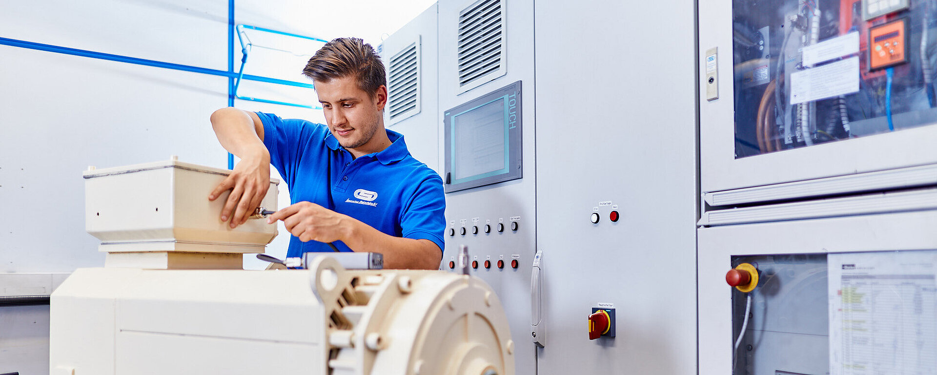 [Translate to English:] Mitarbeiter prüft einen Motor