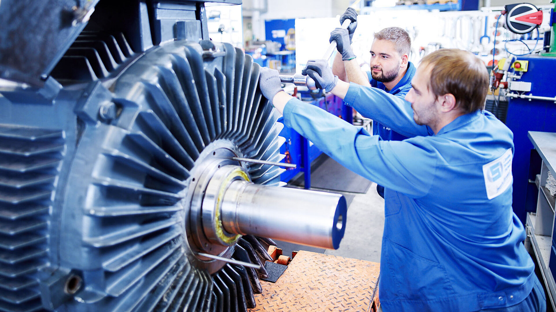 Mitarbeiter arbeiten an Motor