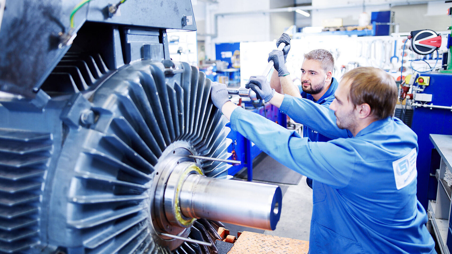 Les employés travaillent sur le moteur