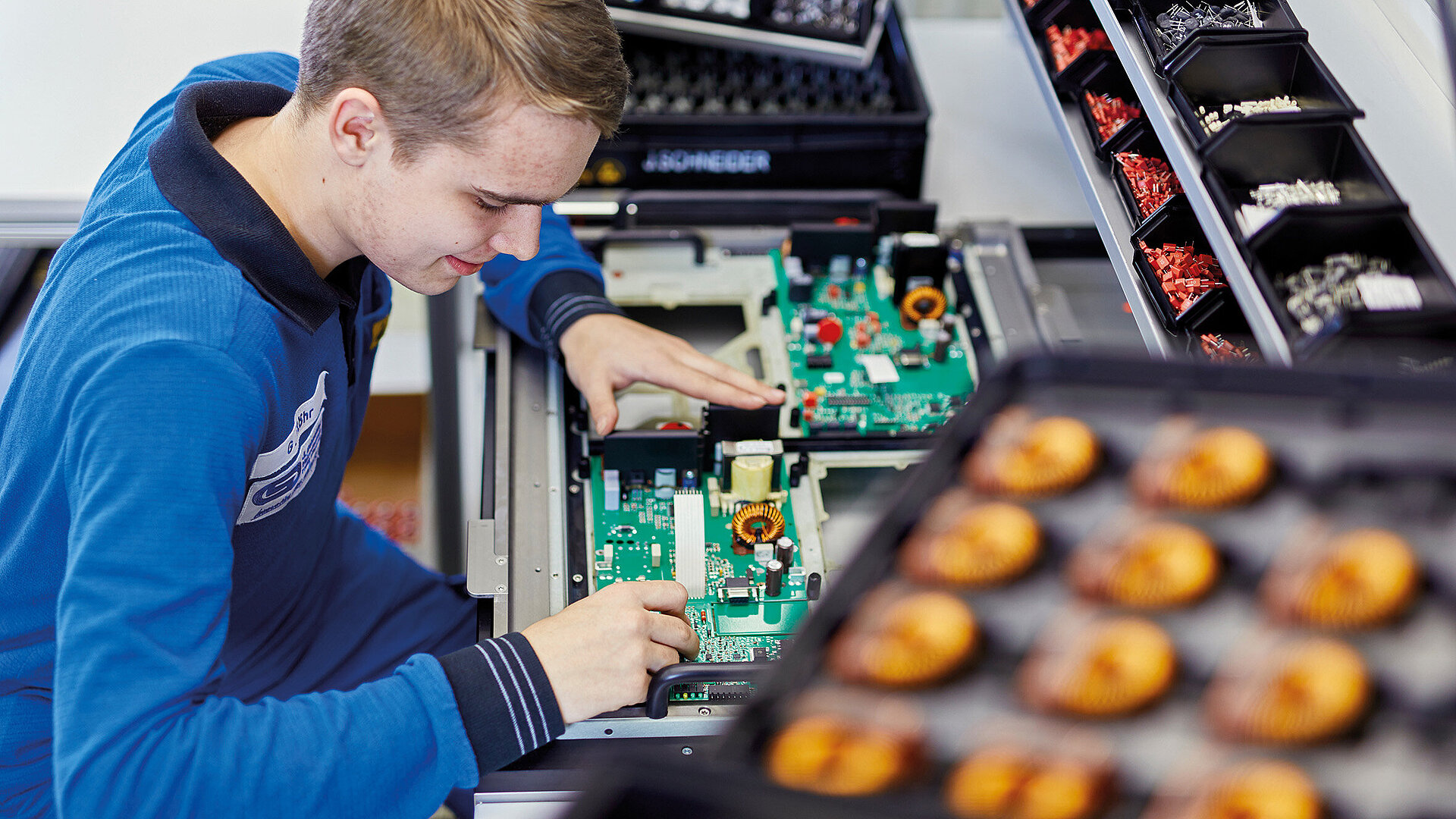 Azubi Elektroniker für Geräte und Systeme bestückt Platine