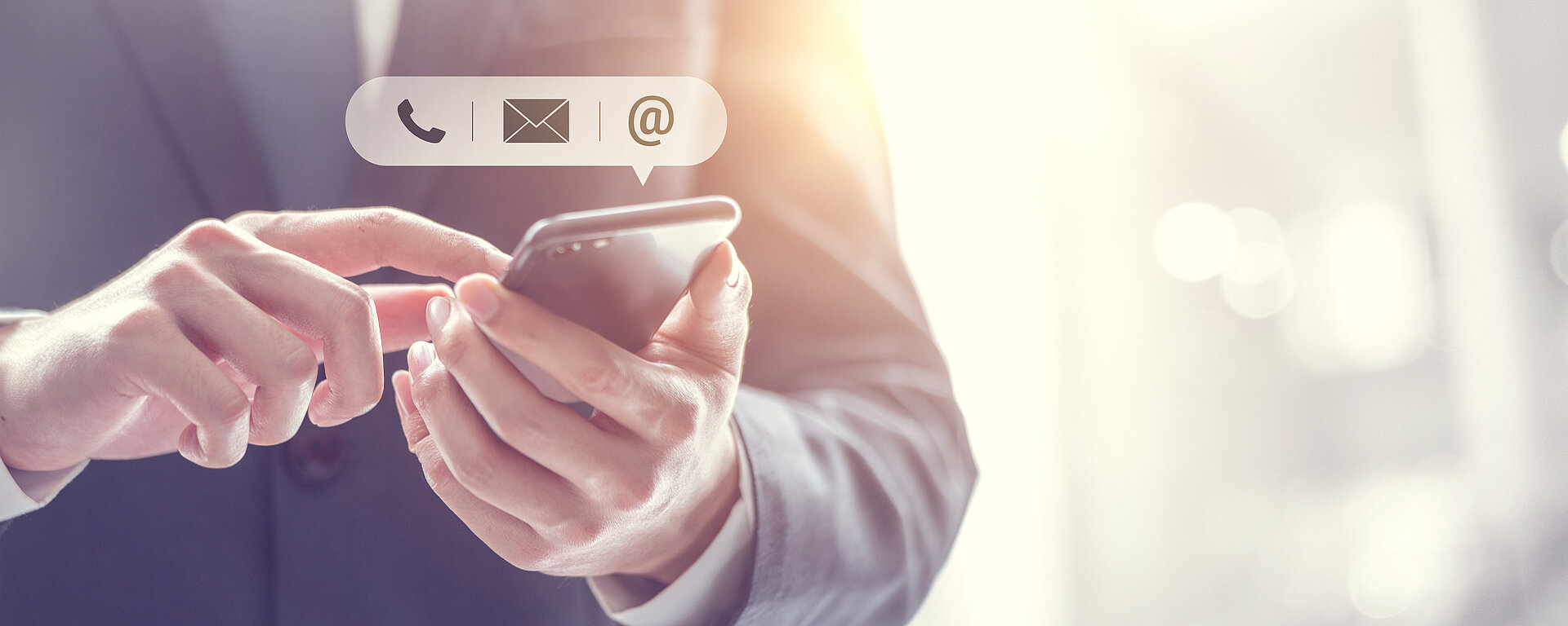 [Translate to Französisch:] Hände mit Handy 